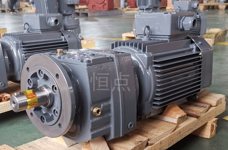 RF47系列減速機配直聯電機，立式安裝 輸出法蘭+軸 實物圖